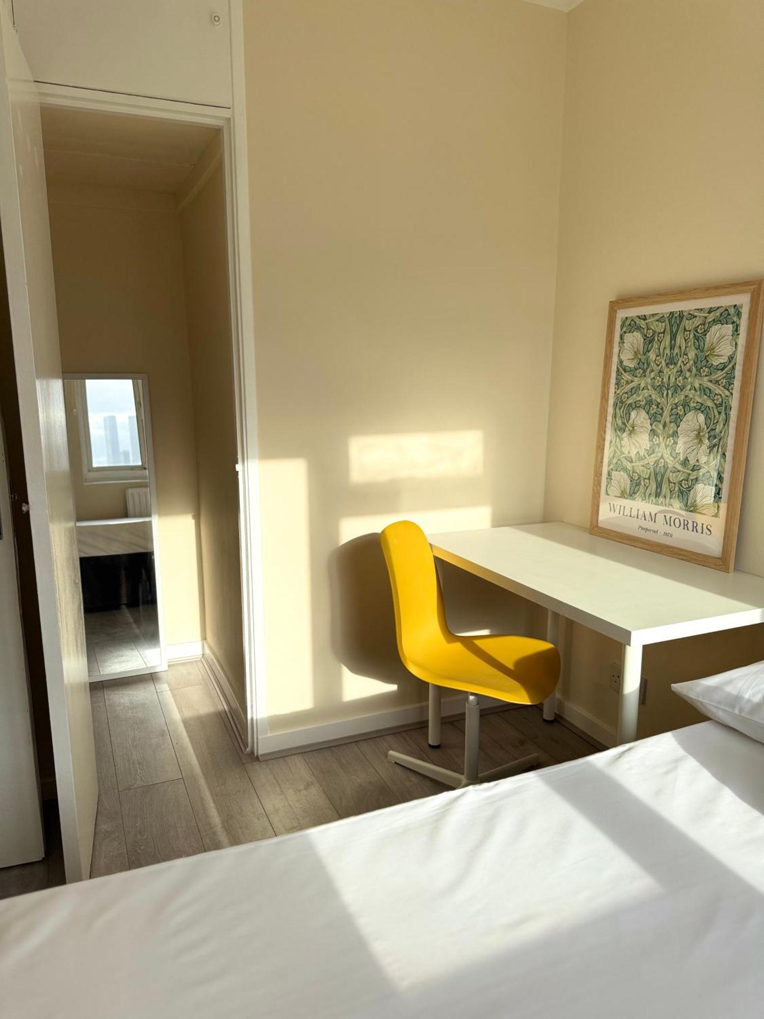 Spacious 5 Bedroom 3 Mins Walk From Mile End Appartamento Londra