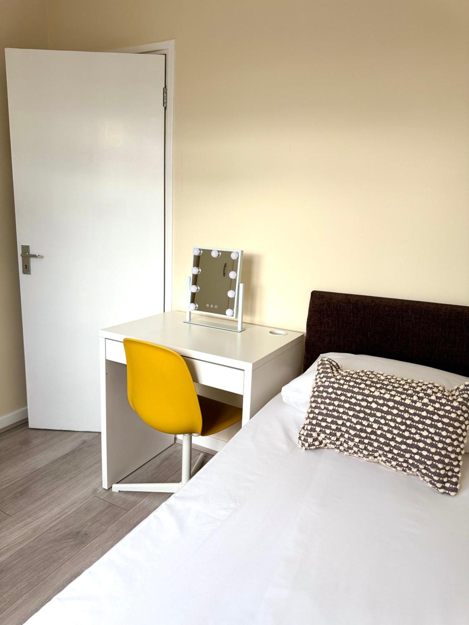 Spacious 5 Bedroom 3 Mins Walk From Mile End Appartamento