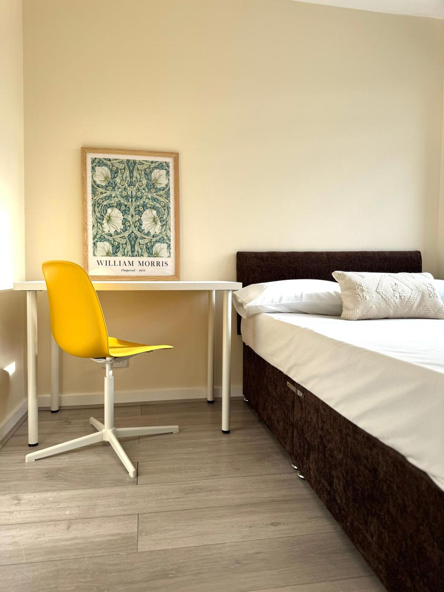 Spacious 5 Bedroom 3 Mins Walk From Mile End Appartamento Londra