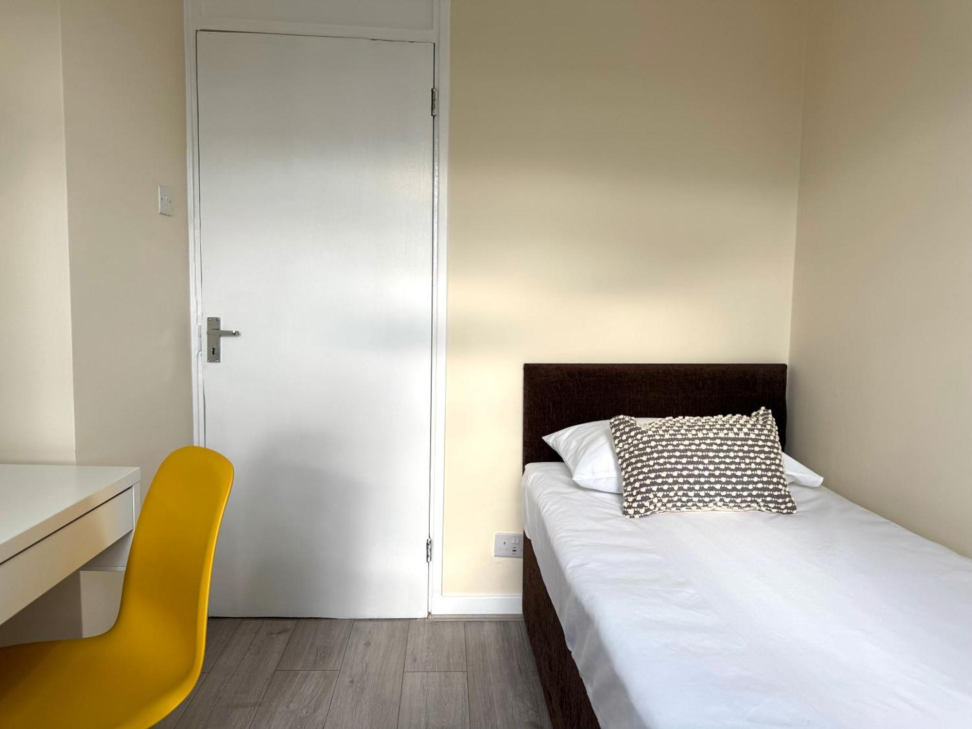 Spacious 5 Bedroom 3 Mins Walk From Mile End Londra