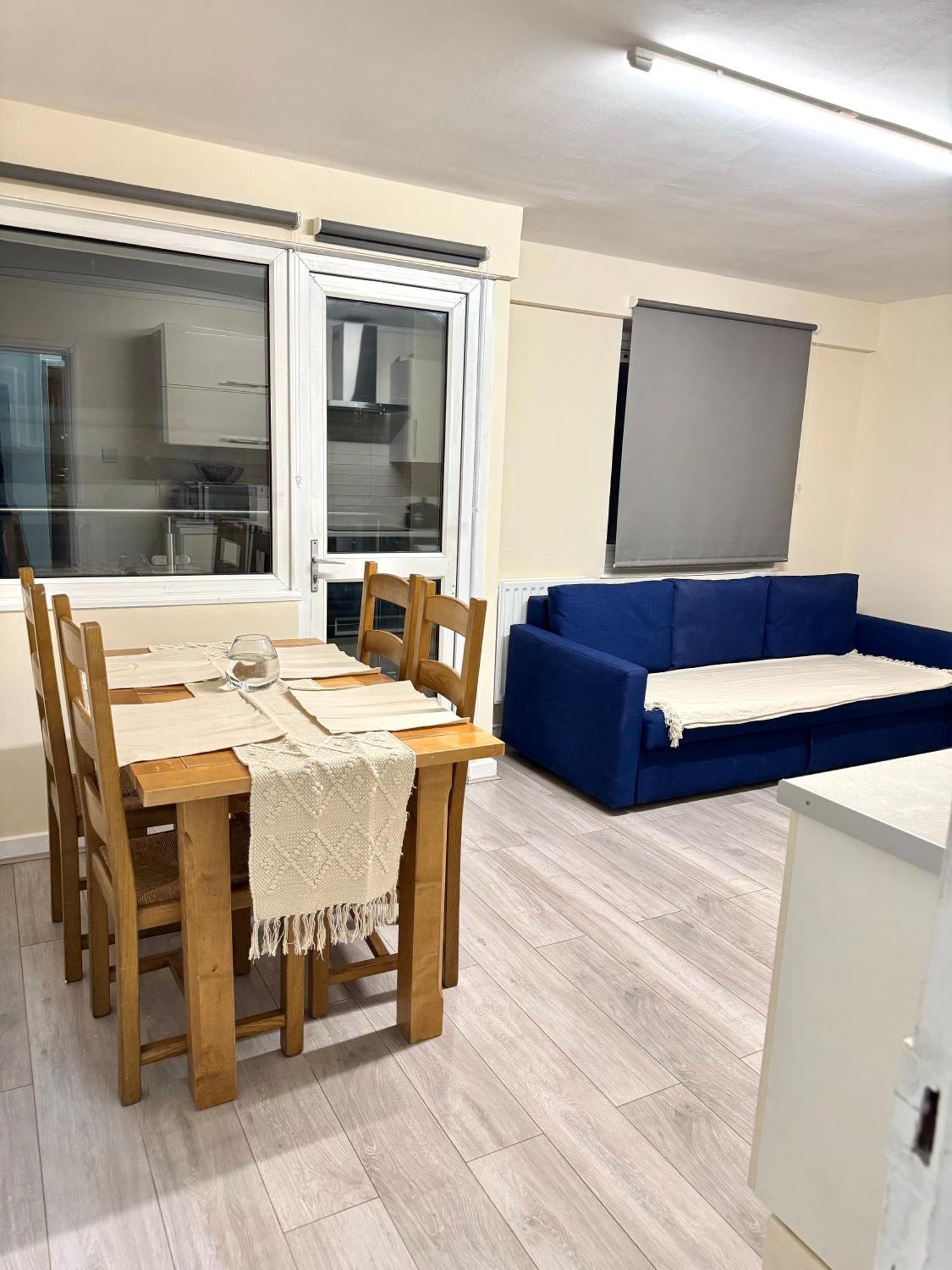 Spacious 5 Bedroom 3 Mins Walk From Mile End Appartamento