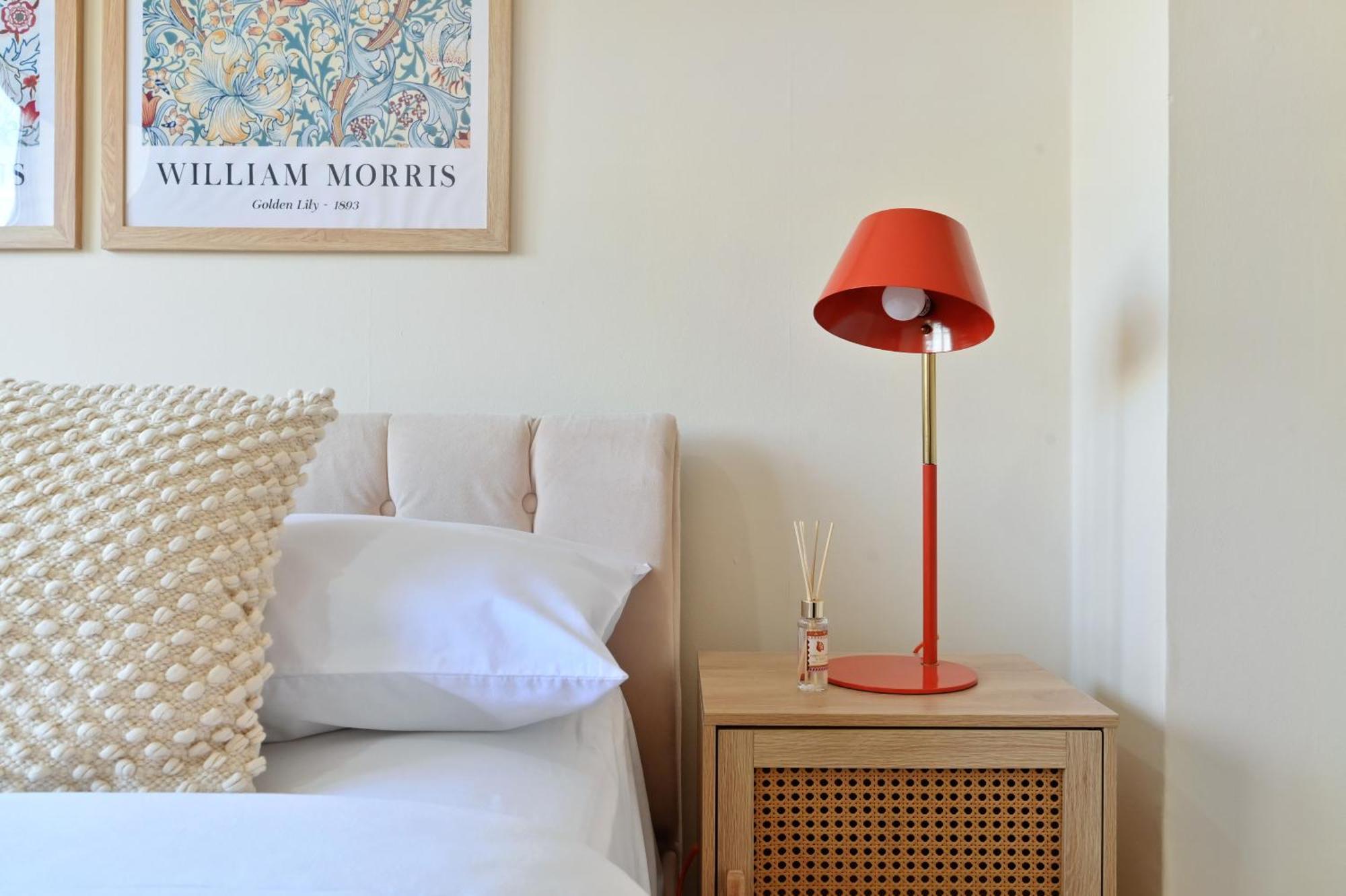 Spacious 5 Bedroom 3 Mins Walk From Mile End Appartamento