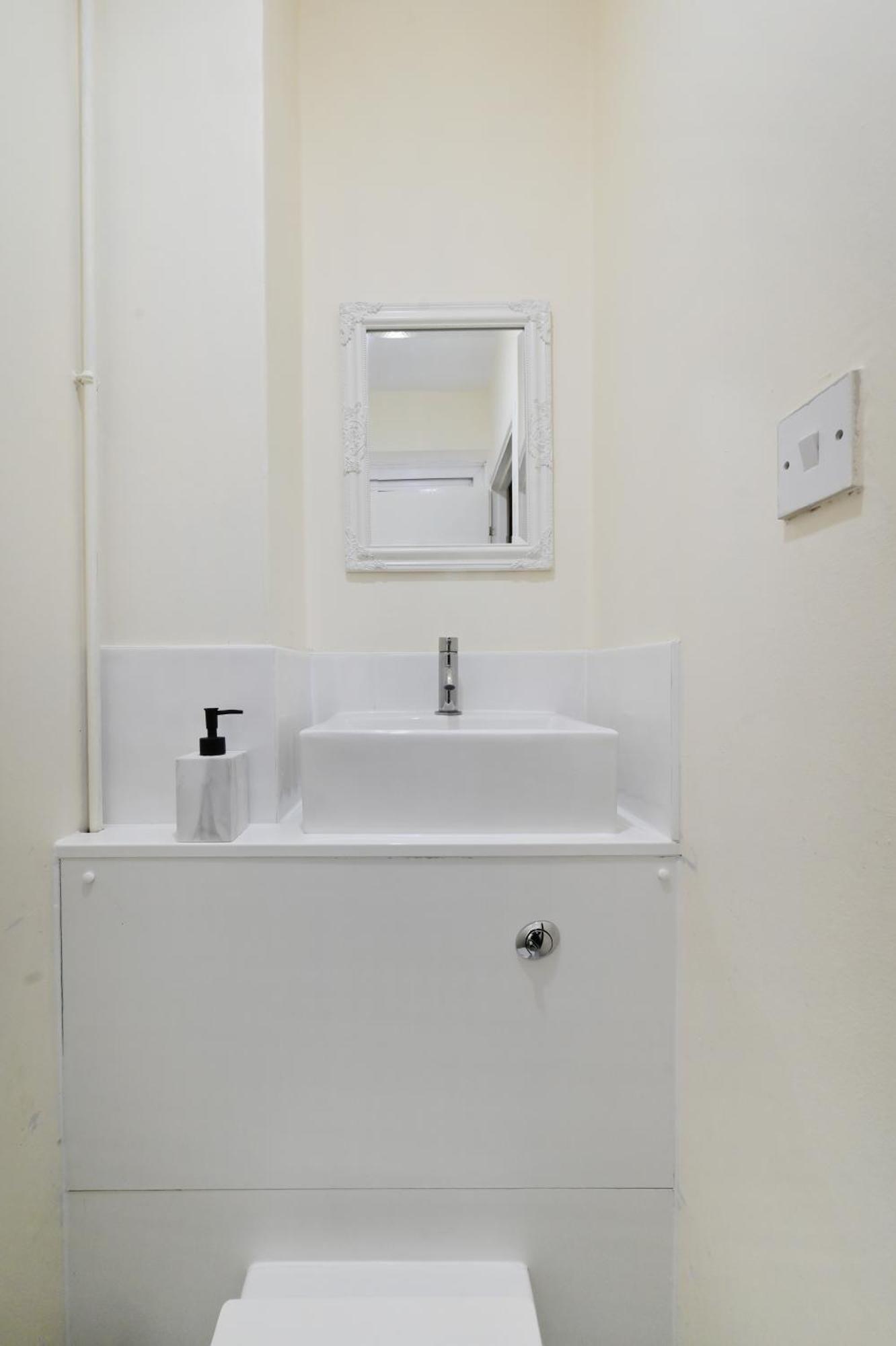 Spacious 5 Bedroom 3 Mins Walk From Mile End Appartamento *