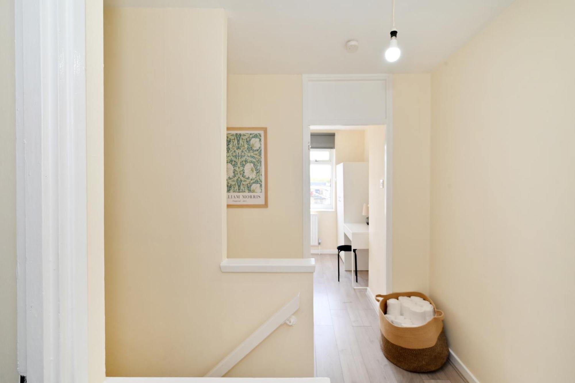Spacious 5 Bedroom 3 Mins Walk From Mile End
