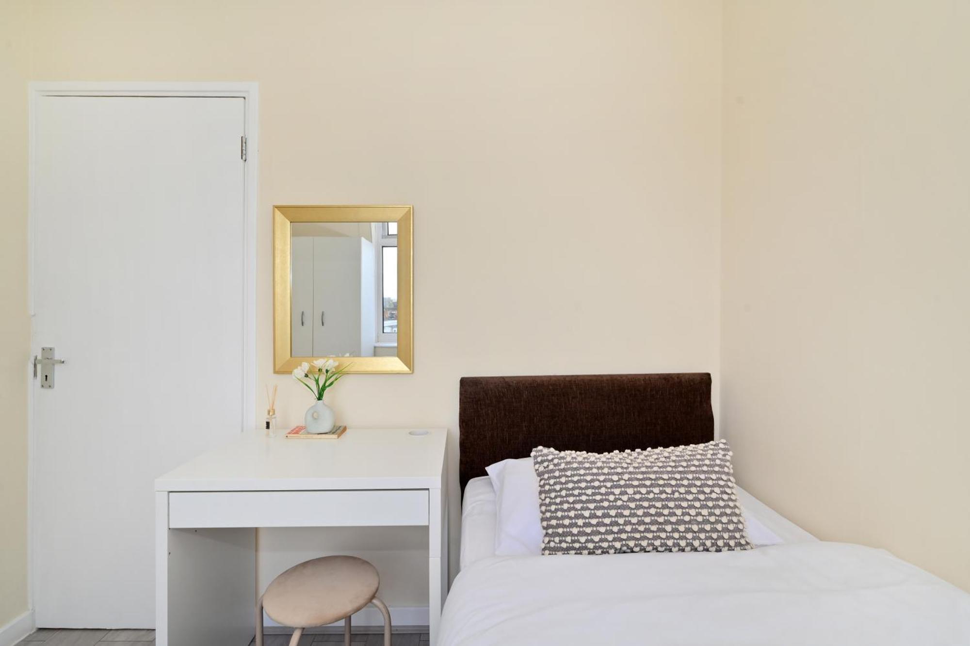 Spacious 5 Bedroom 3 Mins Walk From Mile End Appartamento Londra