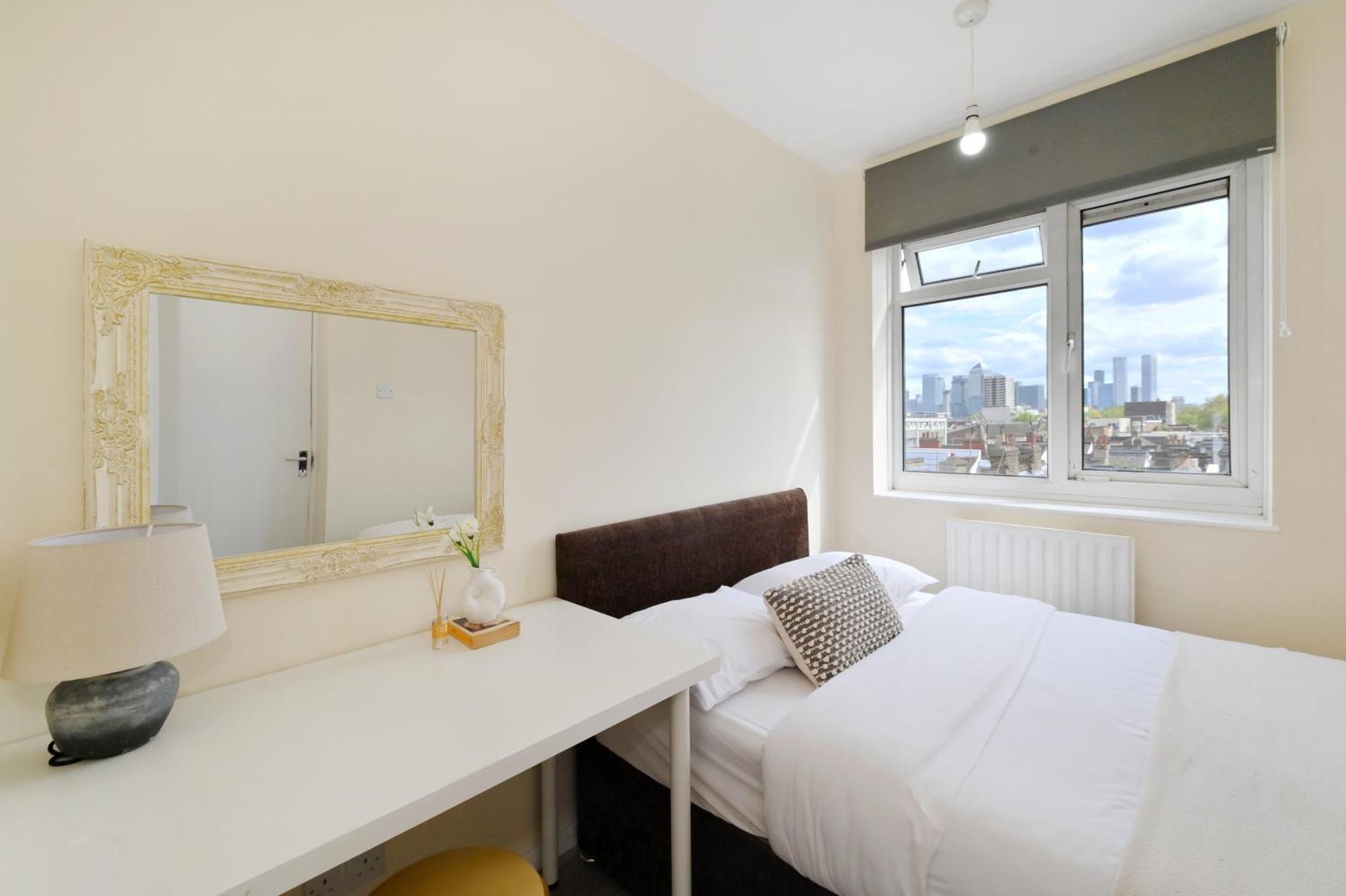 Spacious 5 Bedroom 3 Mins Walk From Mile End * Londra