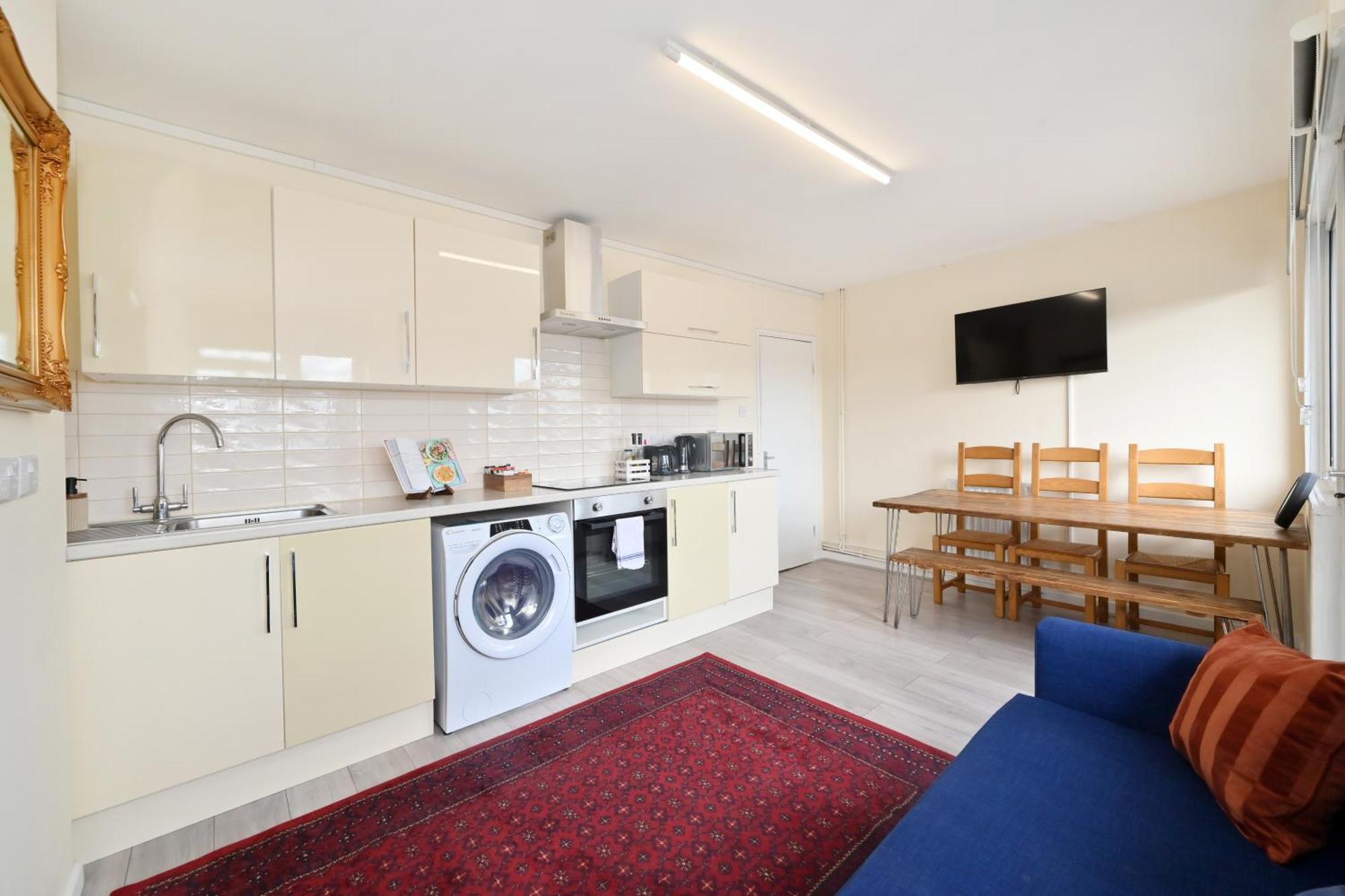 Spacious 5 Bedroom 3 Mins Walk From Mile End Appartamento Londra