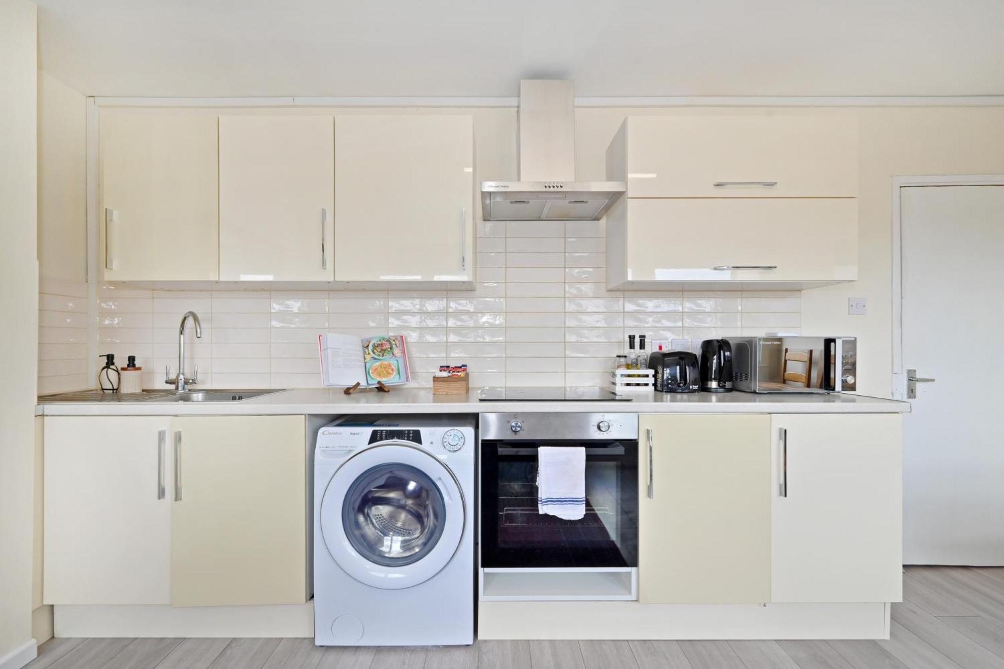 Spacious 5 Bedroom 3 Mins Walk From Mile End *